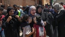 Una donna palestinese in lacrime dopo l'attentato a Khan Yunis