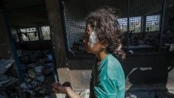 Una bambina nella devastazione della guerra a Gaza