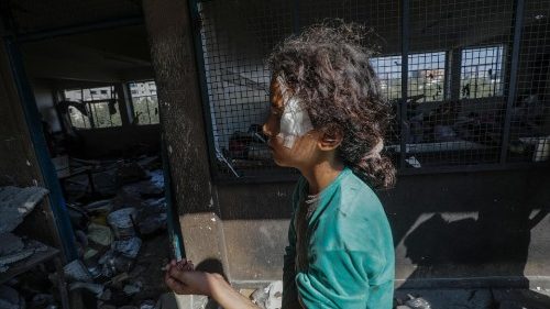 Israele colpisce due scuole nella Striscia, decine le vittime