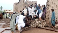 Afegãos examinam a destruição após chuvas torrenciais no distrito de Sorkhroud, província de Nangarhar (Ansa)