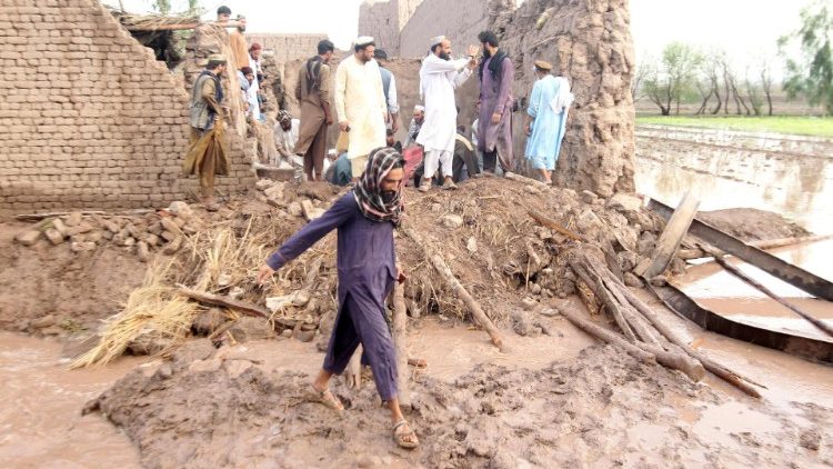 Afegãos examinam a destruição após chuvas torrenciais no distrito de Sorkhroud, província de Nangarhar (Ansa)