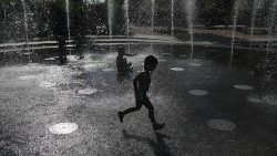 ग्रीस में गर्मी से राहत पाने की कोशिश करते बच्चे