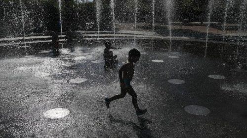 ग्रीस में गर्मी से राहत पाने की कोशिश करते बच्चे