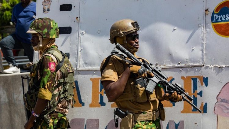 Police officers from Kenya face armed gangs for first time since their arrival to Haiti