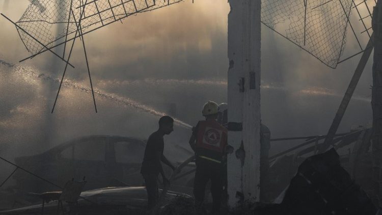 Des Palestiniens inspectent les décombres d'un bâtiment détruit à la suite d'une frappe aérienne israélienne dans le quartier d'Al-Zawaida, au centre de la bande de Gaza. 