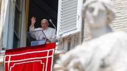 Papež Frančišek pozdravlja vernike z okna apostolske palače na Trgu sv. Petra.