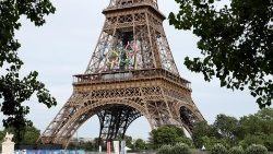 Paris, a Torre Eiffel com os anéis olímpicos