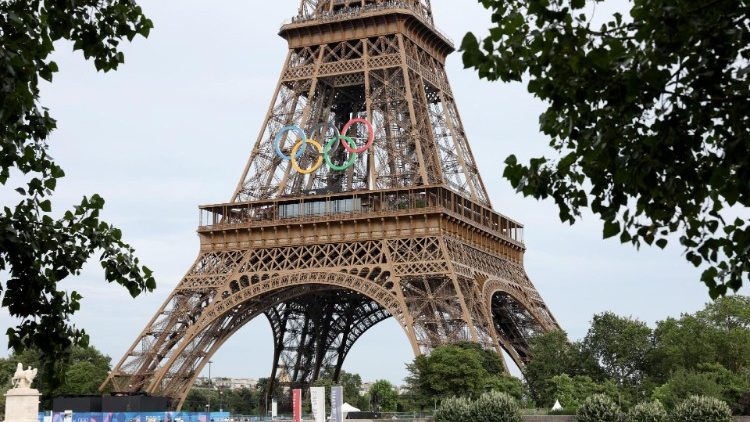Paris, a Torre Eiffel com os anéis olímpicos
