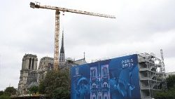 La cathédrale Notre-Dame de Paris, en travaux, lors des Jeux olympiques de Paris 2024. 