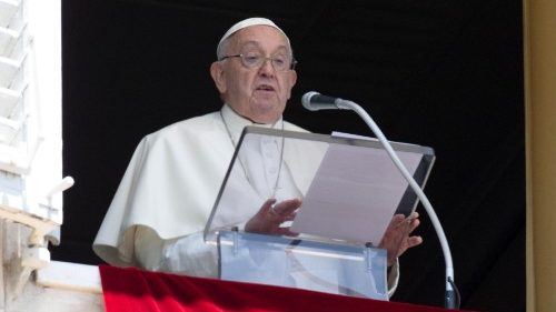 El Papa en el ángelus: Sólo la caridad puede llenar la vida, no las cosas materiales