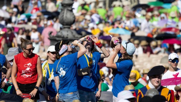 Des servants de messe rassemblés sur la place Saint-Pierre