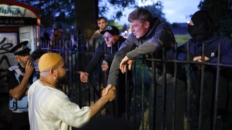 Solidaritäts-Demo bei einer Moschee in Liverpool am 3.8.2024