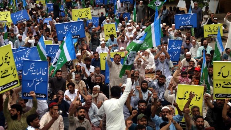 Unterstützer der Islamistenpartei Jamaat protestieren in Karacho gegen das Verbot der Partei