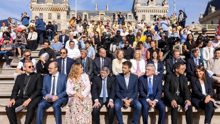 Lors de la rencontre interreligieuse le 4 août 2024 devant la cathédrale Notre-Dame de Paris. 