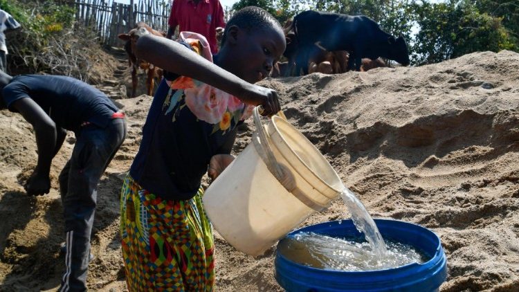 Wasser ist knapp in Simbabwe - hier schöpfen Dorfbewohner am 8.8.2024 Wasser aus einer der selten gewordenen Quellen