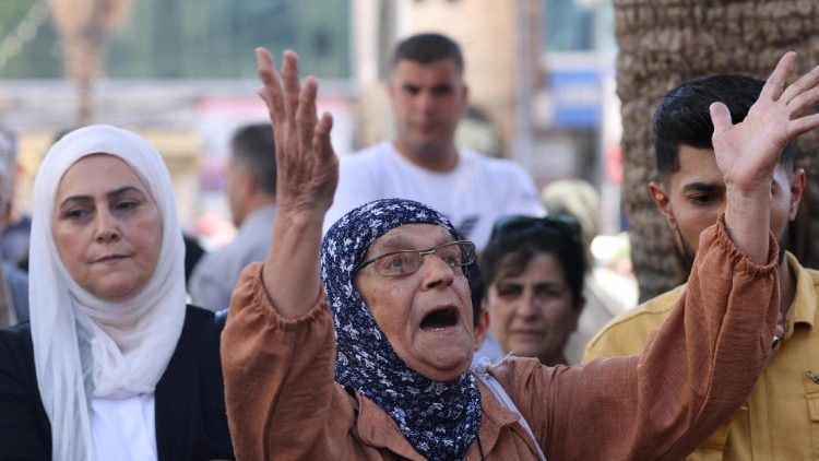 La disperazione di una donna palestinese dopo l'attacco nella scuola a Gaza City