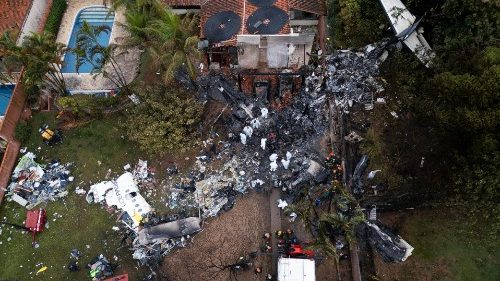 Oración de Francisco por las víctimas del "trágico" accidente aéreo en Brasil