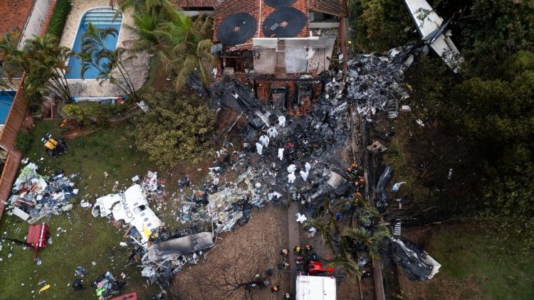 La scientifica brasiliana al lavoro nel luogo in cui è precipitato l'aereo della compagnia Voepass, a Vinhedo (Brasile)