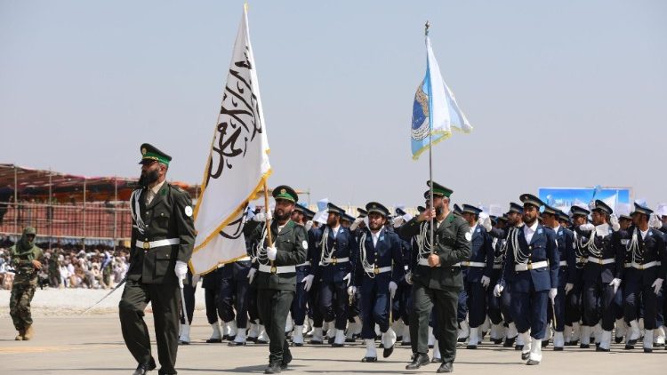 Taliban-Sicherheitskräfte marschieren bei einer Militärparade zum dritten Jahrestag ihrer Machtübernahme, während die internationale Gemeinschaft das Regime weiterhin wegen Menschenrechtsverletzungen und einer schweren humanitären Krise kritisiert