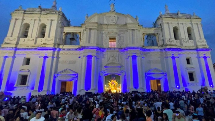 Peregrinos en una celebración religiosa en León