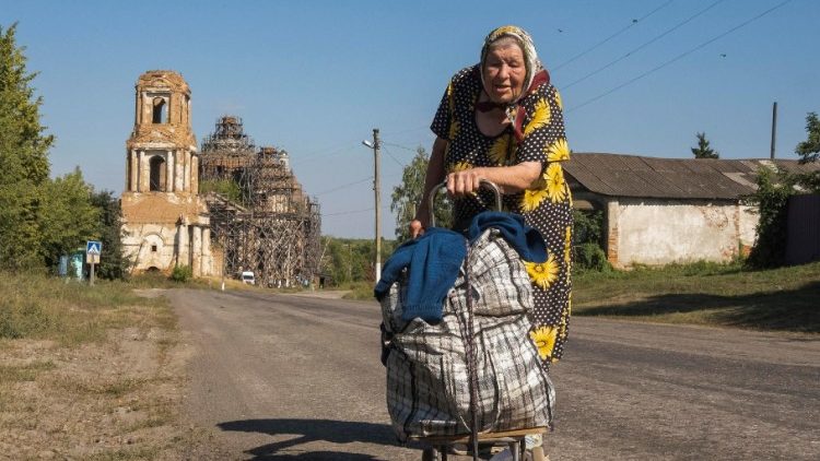 Mulher idosa se dirige a um ponto de ônibus em vilarejo na região de Sumy, Ucrânia. EPA/GEORGE IVANCHENKO