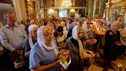  Evakuierte aus der Region Kursk besuchen einen Gottesdienst in der Mariä-Entschlafung-Nikitsky-Kirche, wo sie humanitäre Hilfe erhalten.