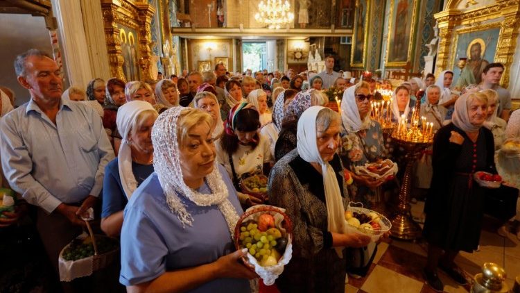  Evakuierte aus der Region Kursk besuchen einen Gottesdienst in der Mariä-Entschlafung-Nikitsky-Kirche, wo sie humanitäre Hilfe erhalten.