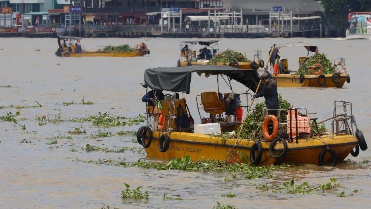 Bangkoks Behörden verstärken Flutmauern entlang des Chao Phraya Flusses in Erwartung von weiteren Überschwemmungen