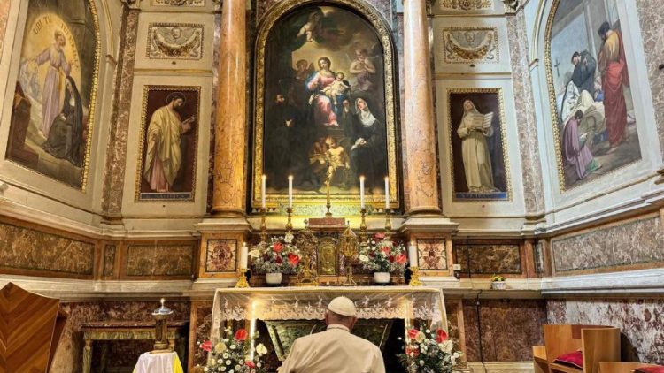 聖モニカの墓前で祈る教皇フランシスコ　2024年8月27日、ローマ・聖アゴスティーノ教会