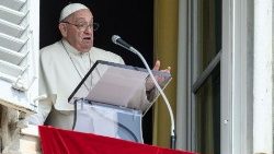 Il Papa all'Angelus, 'pregate per il mio viaggio'