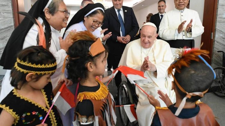 Le Pape avec des orphelins accompagnés de religieuses dominicaines 