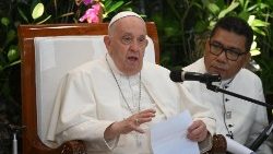 Links Papst Franziskus, rechts sein Dolmetscher, der Kurienpriester und Steyler Missionar P. Markus Solo