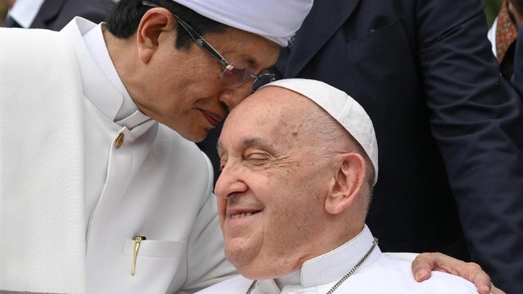 Der Papst und der Großimam der Moschee in Jakarta bei der interreligiösen Begegnung