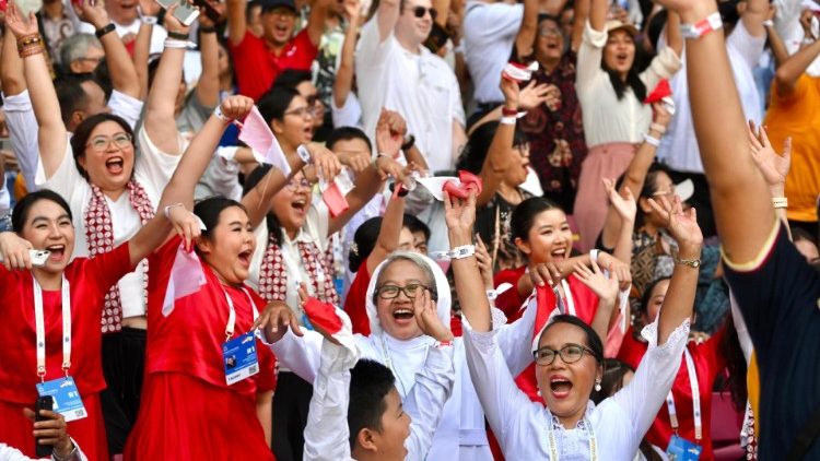 Fieles indonesios dan su bienvenida al Papa Francisco en el Estadio Gelora Bung Karno 