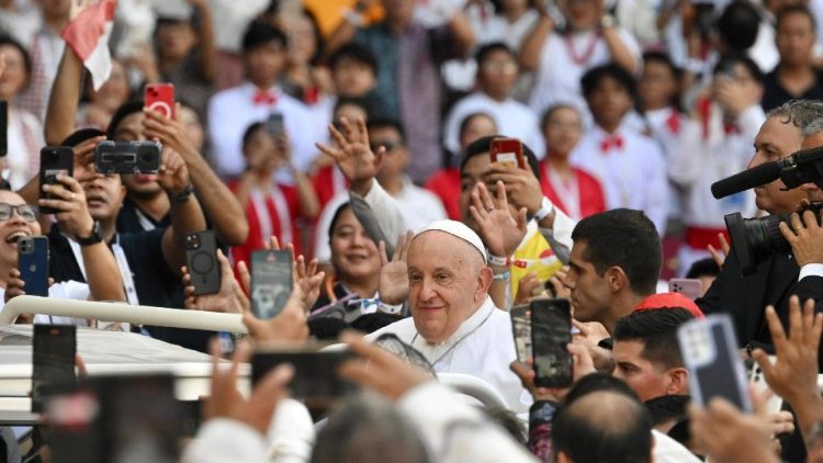 El Papa Francisco a su llegada al Estadio de Jakarta para la celebración de la Santa Misa