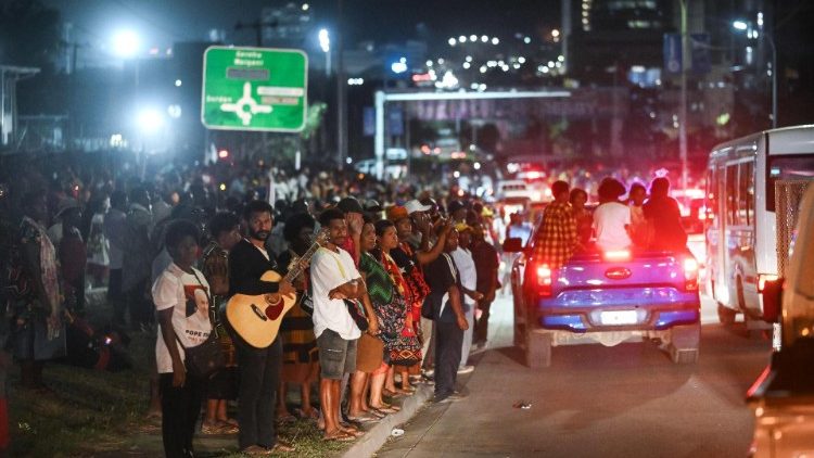 Gente per le strade di Port Moresby per salutare il Papa