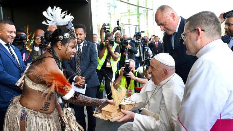 ĐTC Phanxicô gặp chính quyền, xã hội dân sự Papua New Guinea và ngoại giao đoàn 