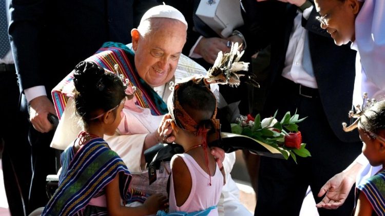 François avec les enfants handicapés de l'école Irmãs Alma