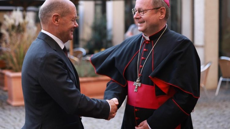 Bundeskanzler Olaf Scholz (links) und der Limburger Bischof Georg Bätzing (rechts), Vorsitzender der Deutschen Bischofskonferenz, begrüßen sich beim St. Michael-Jahresempfang in Berlin am 10. September 2024