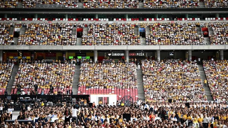 La multitud de fieles presente en el Estadio "Spor Hub" de Singapur.