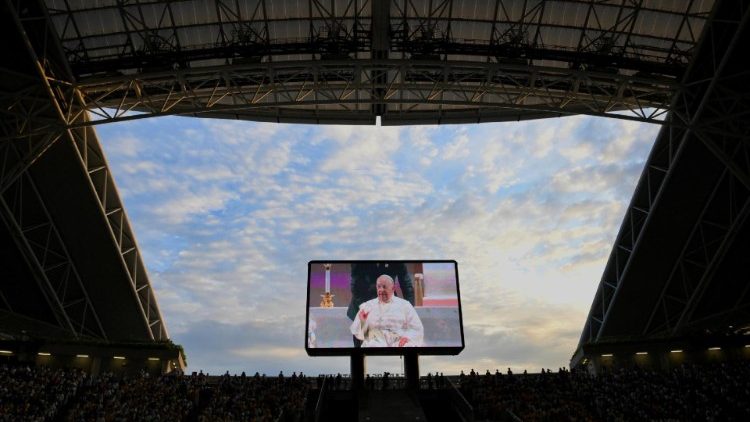 Heilige Messe im Nationalstadion Singapurs - durchs offene Dach in den Abendhimmel