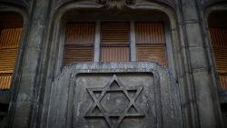 Davidstern über dem Eingang einer Synagoge im Stadtviertel Marais in Paris