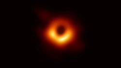 Das erste Foto eines Schwarzen Lochs, das mit einem weltweiten Netz von Teleskopen im Rahmen des Projekts Event Horizon Telescope (EHT) aufgenommen wurde