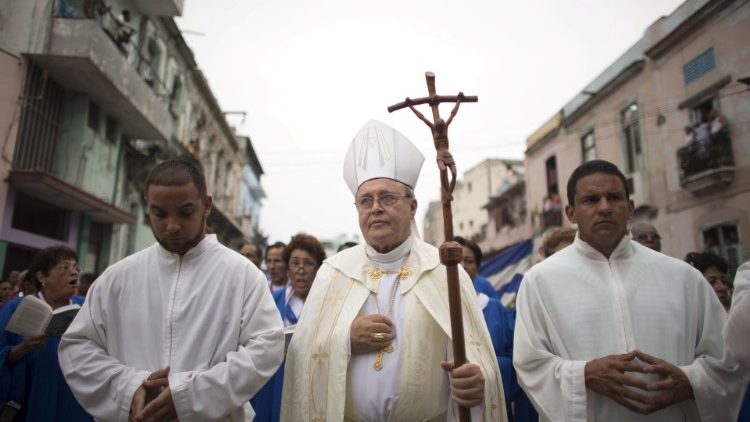 Il cardinale Ortega in processione a L'Avana nel 2015 