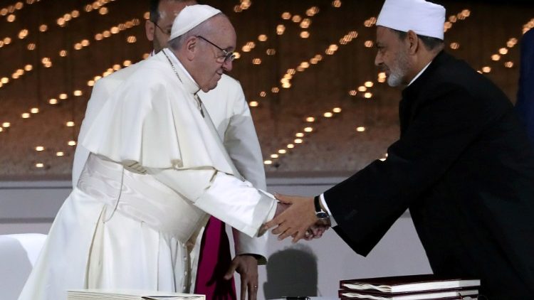 Ferenc pápa és Ahmed Al-Tayyeb, az Al-Azhar kairói egyetem főimámja (archív felvétel)  