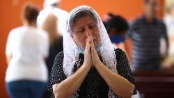 Eine Frau in Beirut beim Gebet