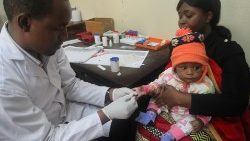 Ein Arzt testet ein Kind auf Malaria im Ithani-Asheri Hospital in Arusha, Tansania, am 11. Mai 2016.