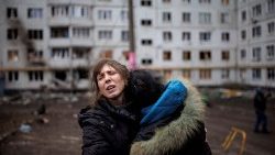 Ucraniana desesperada após ataque russo na cidade de Slovyansk.
