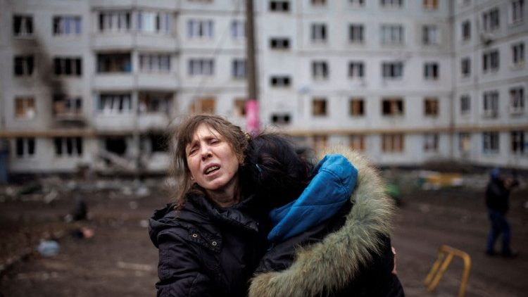 Ucraniana desesperada após ataque russo na cidade de Slovyansk.