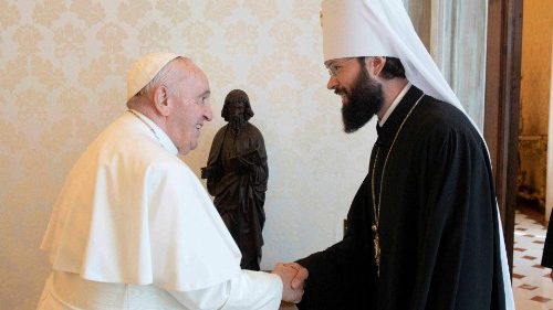 Archivbild: Der Papst bei der ersten Begegnung mit Metropolit Antonij von Volokolamsk am 5. August 2022